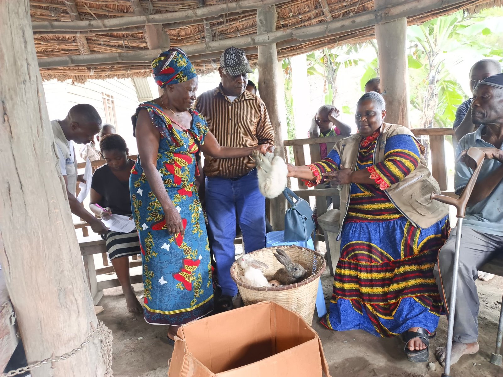 Distribution de lapins aux bénéficiaires